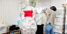 受験クラス「卒展に向けて作品制作」<br>(マネキンの服を制作中 眩しい…!)