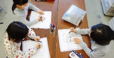 児童画クラス春のハンカチのデザイン」<br>今日の子供達はデザイナー