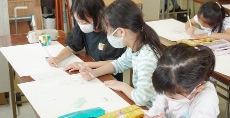 児童画クラス「GWの思い出」<br>記憶を遡って思い出を絵にします