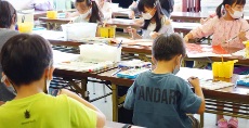 児童画クラス<br>出来上がった家はアトリエ展で展示します!