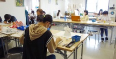 一般学生クラス<br>中高生になるとより集中して作品に取り組めるようになります