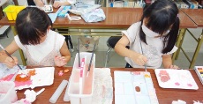 児童画クラス<br>水少なめでペタペタ塗ります