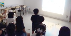 児童画クラス<br>では、映写機で上映会!