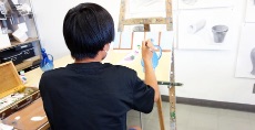 油絵に取り組む中学生