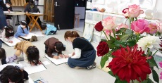 「バラとダリアの写生」制作風景