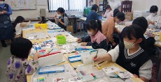 児童画クラス絵手紙制作風景