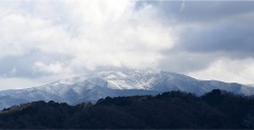 アトリエの窓から見えた積雪の金剛山