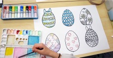 児童画クラスイースターエッグデザイン風景